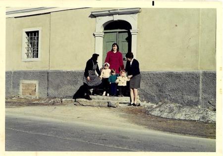 Pred domačo hišo, Rakitnik 1969, Tet Cilka, teta Jožica, Ines, Aleš, Astra in mama Zorka